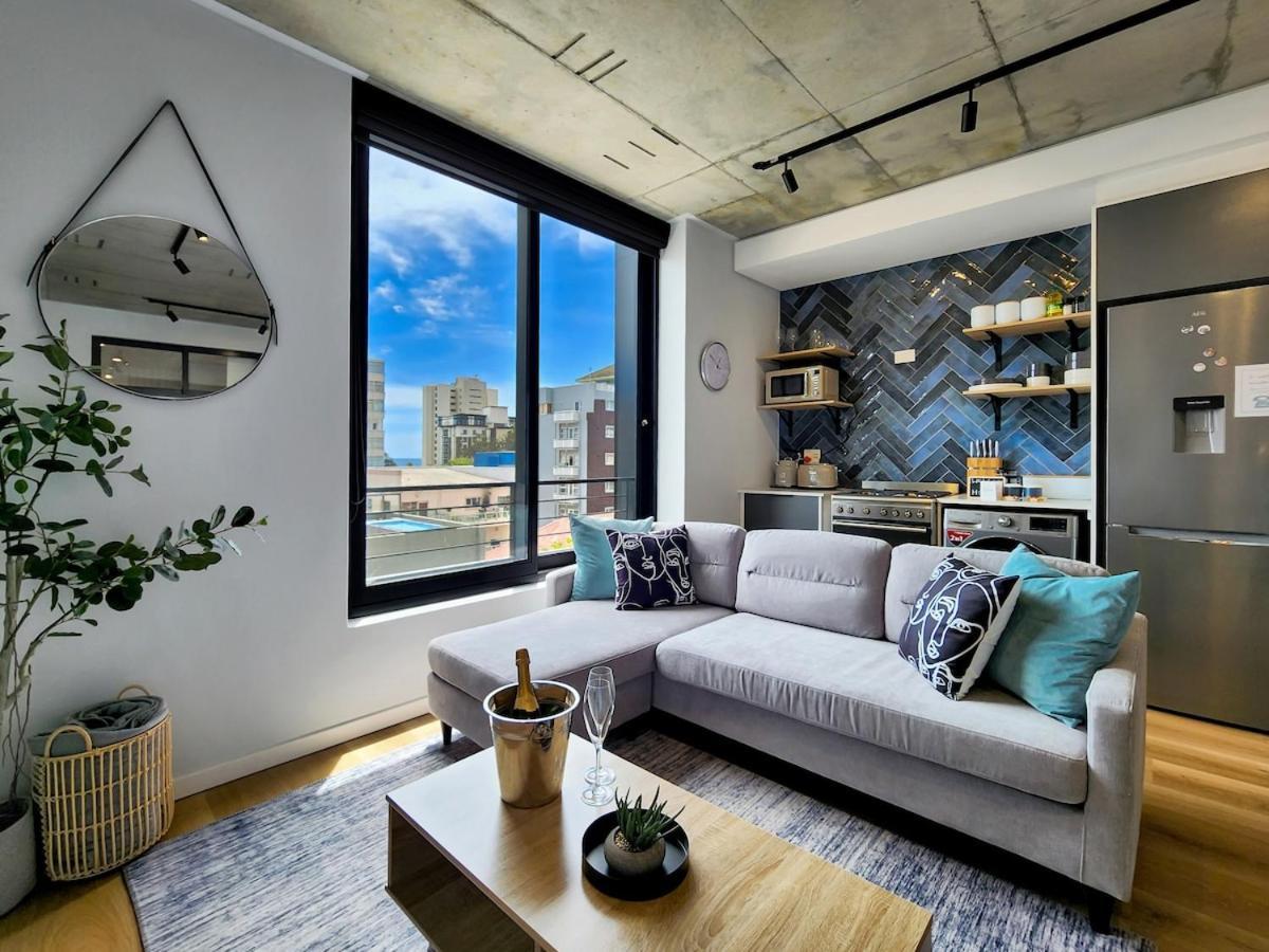 Stylish, Brand New, Secure With Pool Apartment Kapstadt
